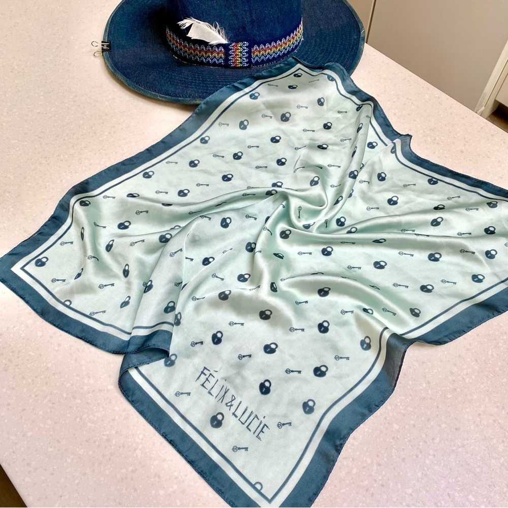 Lock & Key Baby blue FELIX & LUCIE sweet scarf/Wrap w shabby chic vibe